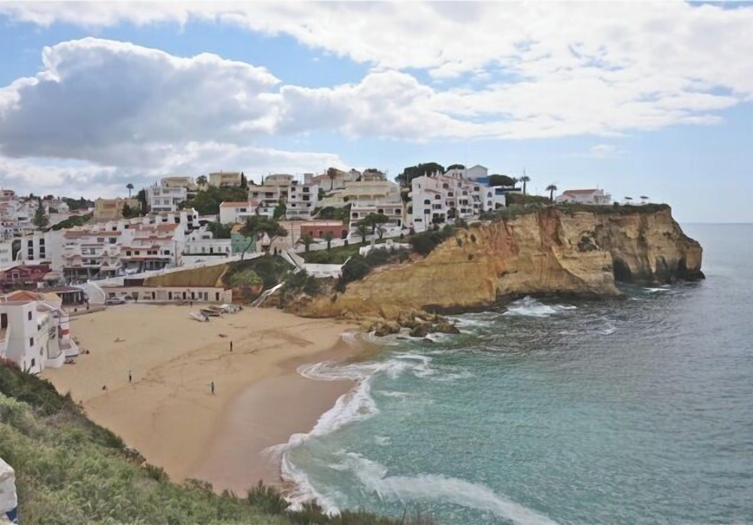 Chaises longues, serviettes de plage