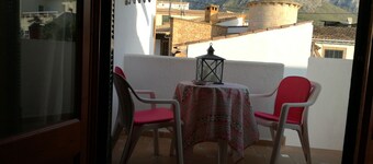 Between the sea and the mountain