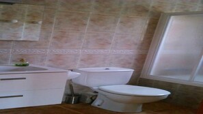 Ensemble douche/baignoire, sĂšche-cheveux, serviettes fournies, savon