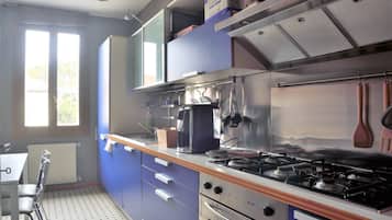 Frigorifero, forno, piano cottura, lavastoviglie