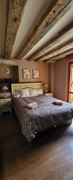 5 bedrooms, desk, soundproofing, iron/ironing board