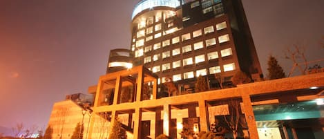 Fachada del alojamiento - Noche