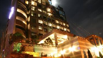 Fassade der Unterkunft – Abend/Nacht