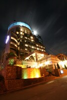 Bagian depan properti - sore/malam