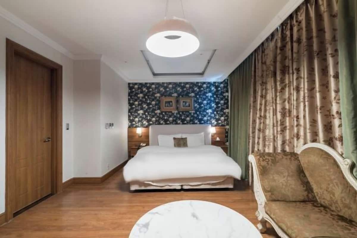 Cortinas blackout, tabla de planchar con plancha y wifi gratis