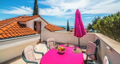 Huoneistossa terassi ja parveke lähellä rantaa ja Vanhankaupungin Split