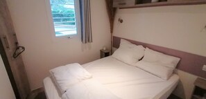 2 quartos, ferros/tábuas de passar roupa, berço de viagem