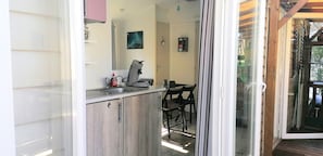 Geladeira, micro-ondas, cooktop, cafeteira/chaleira