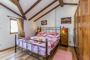 3 slaapkamers, een strijkplank/strijkijzer, wifi, beddengoed