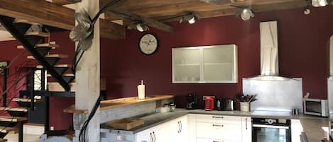 Kylskåp, mikrovågsugn, ugn och spishäll