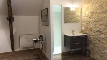 4 habitaciones, tabla de planchar con plancha y wifi gratis