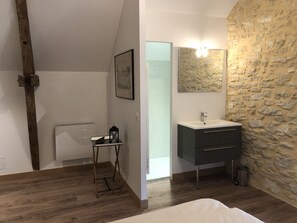 4 soverom, strykejern/-brett, wi-fi (inkludert) og sengetøy