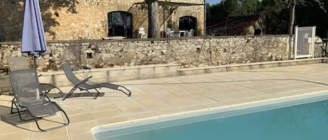 Una piscina al aire libre, una piscina climatizada