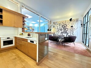 Køleskab, mikrobølgeovn, ovn, kogeplade