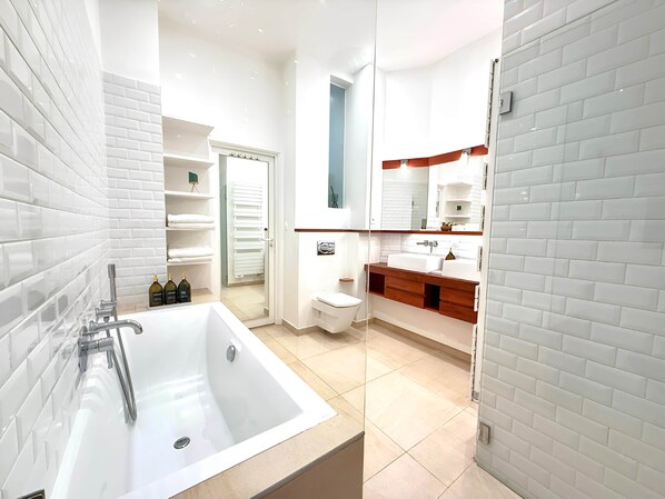 Kombinert dusj/badekar, hårføner, håndklær og såpe