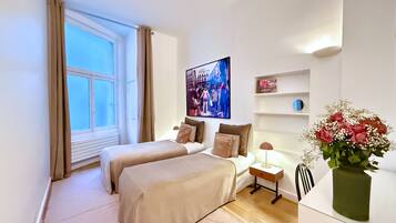 4 chambres, coffres-forts dans les chambres, fer et planche à repasser