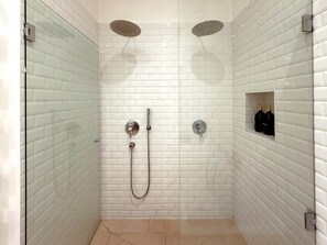 Kombination af bruser/badekar, hårtørrer, håndklæder, Sæbe