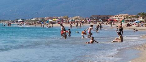 Accommodatie ligt op het strand, ligstoelen