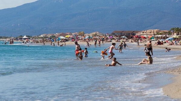 En la playa y camastros 