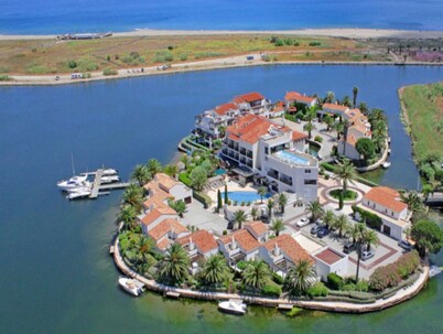 Charming little air-conditioned villa with swimming pool - Close to the sea and shops