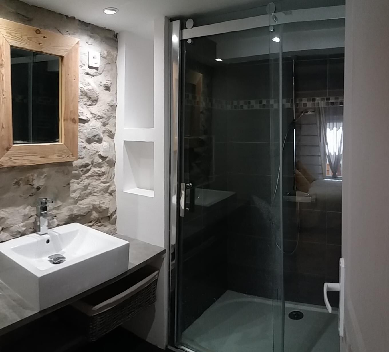 Douche, séchoir à cheveux, papier de toilette