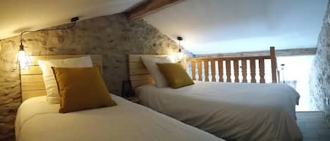 2 habitaciones y tabla de planchar con plancha