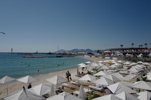 Una spiaggia nelle vicinanze