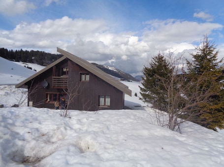 Exterior. Gîte les Augets, near the lanfiannes restaurant, cross-country ski center