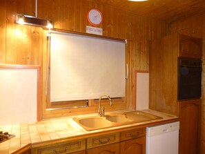 Fridge, microwave, oven, stovetop - Gîte les Augets, near the lanfiannes restaurant, cross-country ski center (Fillière)