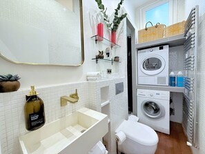 Combined shower/tub, hair dryer, towels, soap - Gaîté Paris, 5 Br / 3 Ba, 10 ppl, 170 m² (Paris)