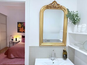 Combined shower/tub, hair dryer, towels, soap - Gaîté Paris, 5 Br / 3 Ba, 10 ppl, 170 m² (Paris)