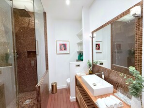 Combined shower/tub, hair dryer, towels, soap - Gaîté Paris, 5 Br / 3 Ba, 10 ppl, 170 m² (Paris)