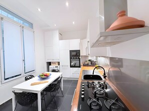 Fridge, microwave, oven, stovetop - Gaîté Paris, 5 Br / 3 Ba, 10 ppl, 170 m² (Paris)