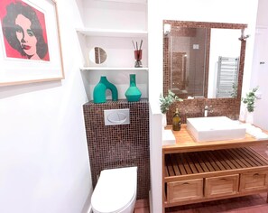 Combined shower/tub, hair dryer, towels, soap - Gaîté Paris, 5 Br / 3 Ba, 10 ppl, 170 m² (Paris)