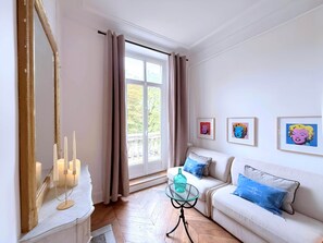Smart TV, books - Gaîté Paris, 5 Br / 3 Ba, 10 ppl, 170 m² (Paris)