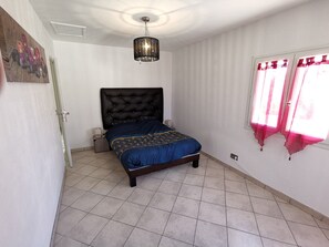 2 Schlafzimmer, Schreibtisch, Bügeleisen/Bügelbrett, Reisekinderbett