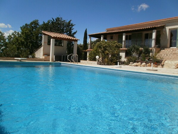 Utendørsbasseng og et oppvarmet basseng