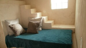 A room with a bed, pillows, and a window. - Domaine de La Tourelle, grand studio (Lorgues)