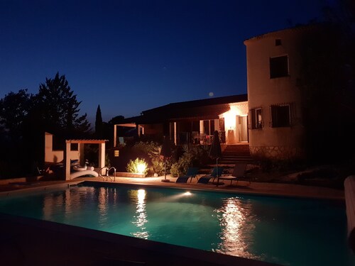 Lorgues, large studio, huge 12x6 swimming pool with diving board, superb view, quiet location