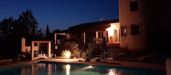 Parte de una granja, tranquila, gran piscina de 12x6 y trampolín, excelente vista!