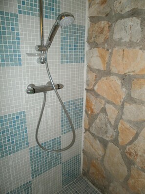 Dusche, Haartrockner, Handtücher