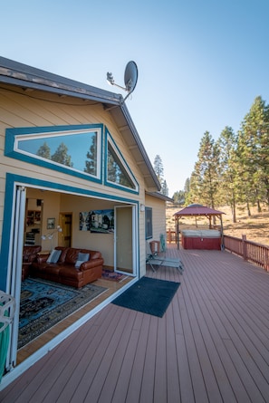 Terrace/patio - The Ahweanee in Foresta, Inside Yosemite National Park (Yosemite National Park)