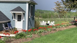 Ein Haus mit einer Terrasse und Sitzgelegenheiten im Freien.
