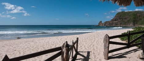 Ubicación cercana a la playa y toallas de playa