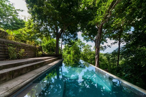 Cozy, ocean view villa set in the jungle canopy in SJDS