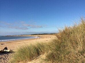 Beach nearby - House 6-8 people 300 m from the main beach and wooded fenced not overlooked (Saint-Georges-D'oléron)