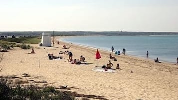 Plage à proximité, chaise longue