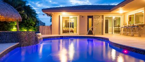 Una piscina al aire libre, una piscina climatizada