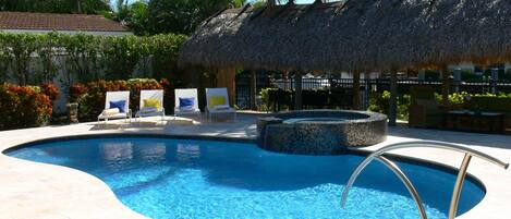 Alberca al aire libre y alberca climatizada