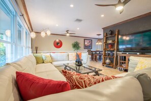 Smart TV, DVD player, stereo - Vacation Home Rental Villa Bliss by Paradise Rental Retreats! (Fort Lauderdale)